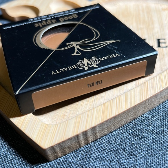 KVD Beauty Tan 074 Good Apple Light Full-Coverage Skin Perfecting Foundation - Picture 2 of 2